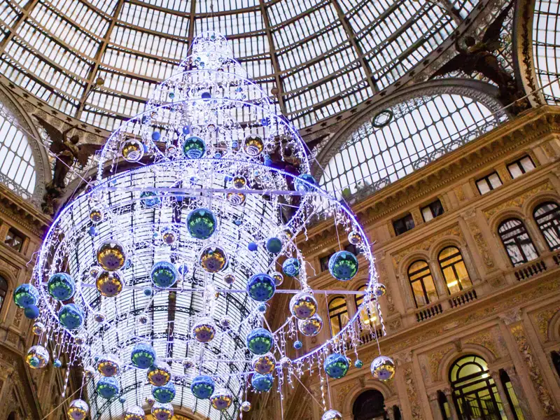 Besuchen Sie die Galerie Umberto auf Ihrer Eventreise nach Neapel und bewundern Sie die restliche weihnachtliche Deko