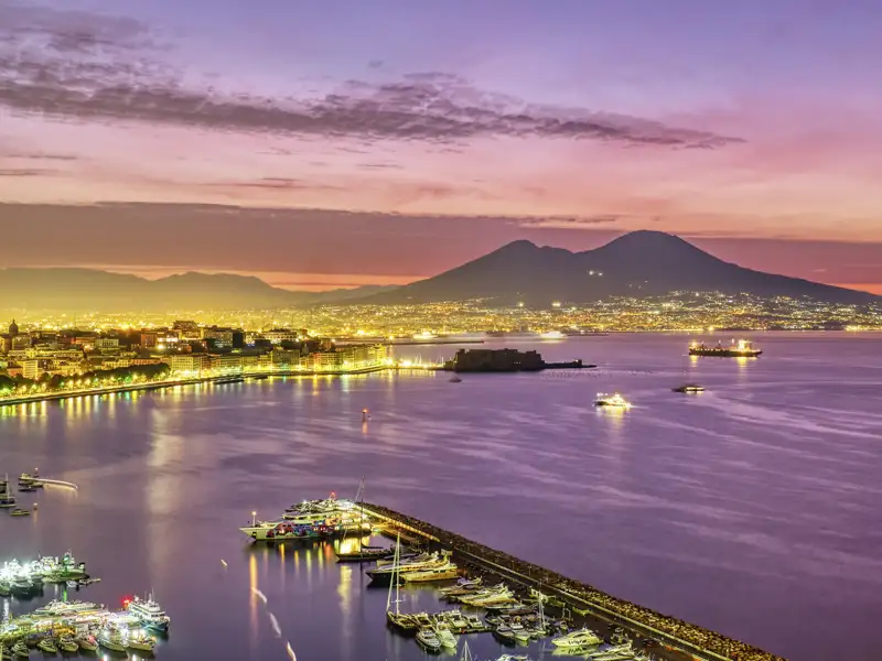 Auf Ihrer Eventreise können Sie dieses schöne Panorama von Neapel bei Sonnenuntergang mit dem Vesuv im Hintergrund erblicken.