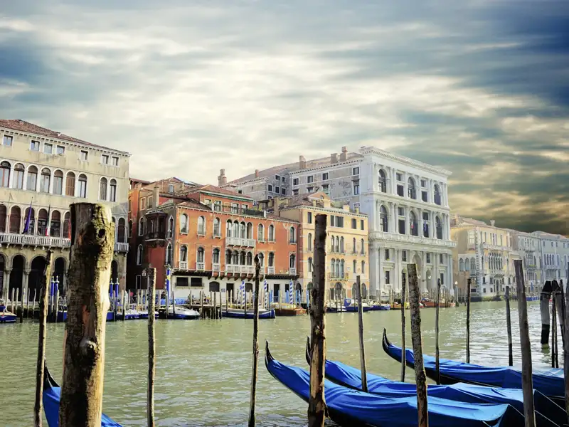 Schlendern Sie auf Ihrer Studienreise am Canale Grande entlang und bewundern Sie die prächtigen Fassaden und die typischen Gondeln.