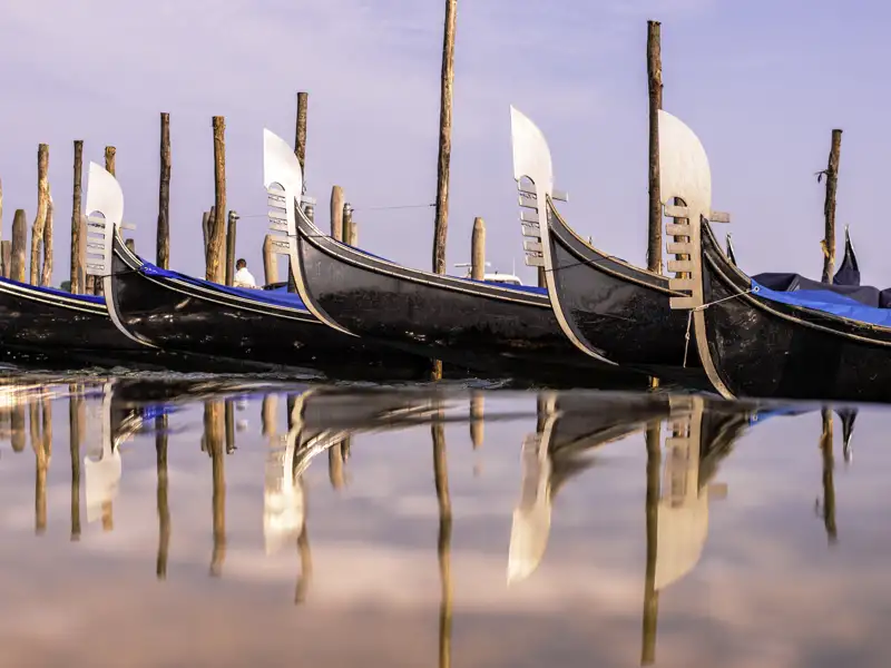Beobachten Sie die venezianischen Gondeln auf Ihrer Eventreise in Italien.