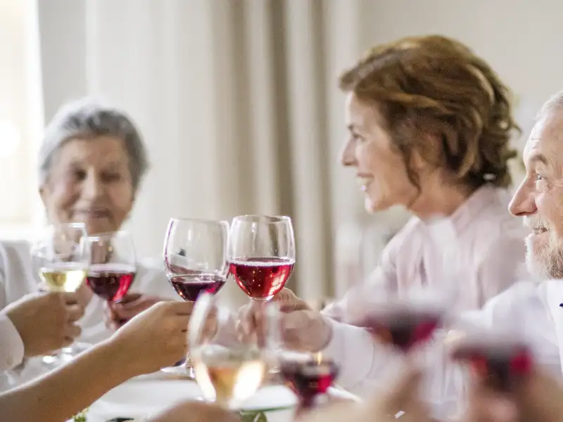 Gemeinsam stoßen wir auf unserer Silvesterreise mit einem Glas Wein auf das neue Jahr an