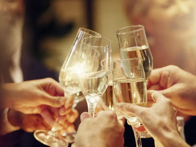 Auf unserer Silvesterreise durch die Schweiz starten wir in der Gruppe bei einem Glas Sekt harmonisch in das neue Jahr