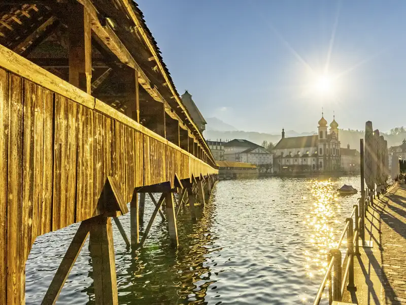 Auf unserer Silvesterreise erkunden wir die Stadt Luzern, von der man über die berühmte Kapellbrücke spazieren kann