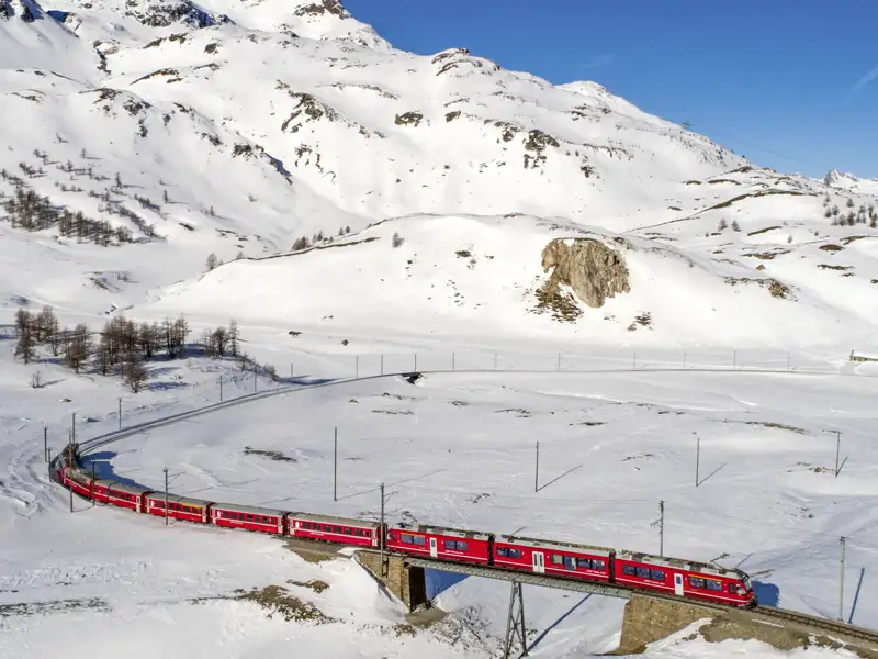 Auf unserer Gruppenreise darf natürlich eine Fahrt mit dem berühmten Bernina Express nicht fehlen! Auf unserer Fahrt mit dem Zug bestauenen wir aus dem Fenster die verschneiten Landschaften