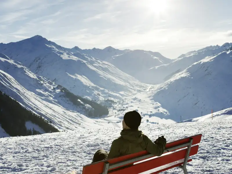 Auf unserer Silvesterreise genießen wir die weiten Blicke inmitten der Gebirgsketten in Andermatt und lassen uns von den atemberaubenden Schnee Landschaften verzaubern