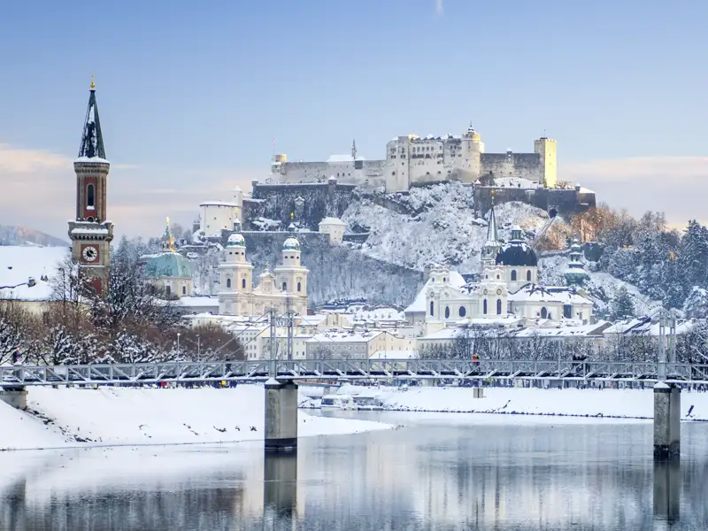 Auf unserer Grupenreise genießen wir den weiten Blick auf die Salzach mit der versschneiten Festung Hohensalzburg im Hintergrund