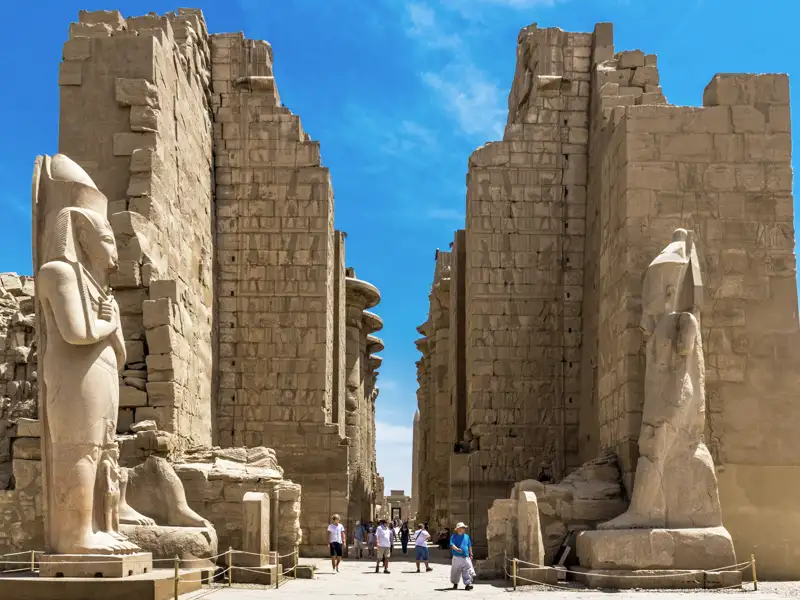 Der geheimnisvolle Tempel des Amun von Karnak ist eine der größten Tempelanlagen weltweit. Bei unserer me & more-Reise für Singles und Alleinreisende durch Ägypten nehmen wir uns viel Zeit für das eindrucksvolle Labyrinth aus Säulen, Pfeilern, Obelisken und Pylonen.