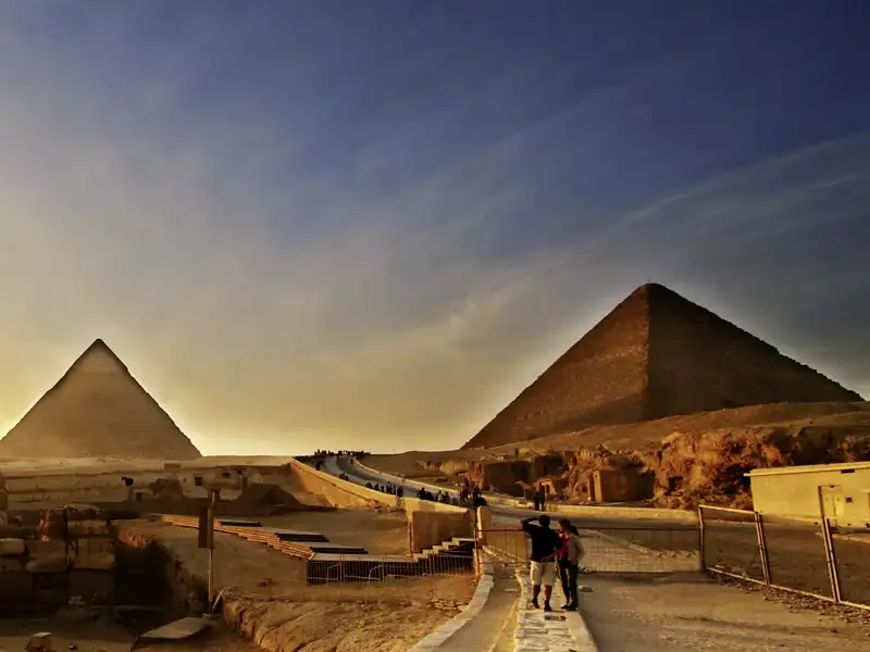 Zu unserer Reise nach Ägypten für Singles und Alleinreisende gehört der Besuch des Sphinx, der  Chefren- und der Cheopspyramide. Die untergehende Sonne taucht Landschaft und Bauten in ein eindrucksvolles Licht.