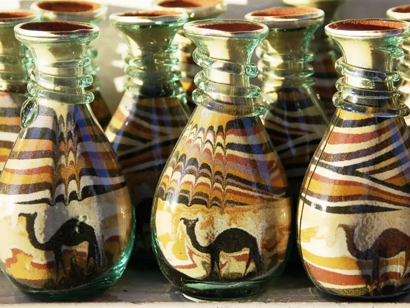 Eine schöne Erinnerung an die weiten Sandflächen im Wadi Ram auf Ihrer Wanderreise durch Jordanien sind die kleinen Vasen mit Motiven der Wüste.