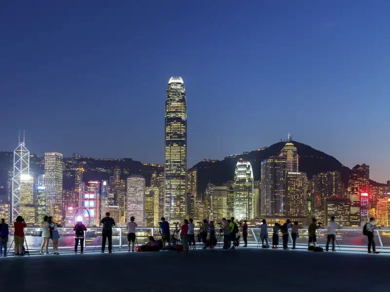 Auf unserer Gruppenreise bestaunenen wir nachts den atemberaubenden Blick auf die Skyline im Victoria Hafen