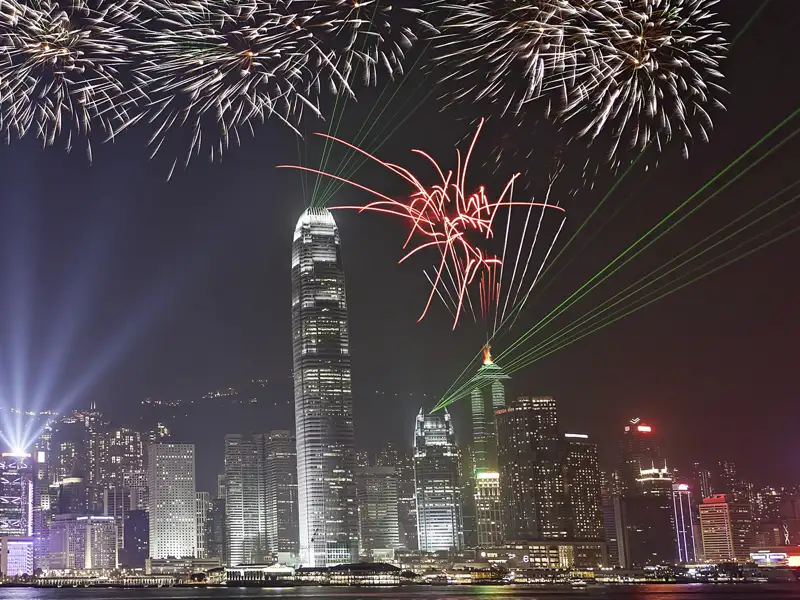 Auf unserer Gruppenreise starten wir in das chinesische Neujahr mit einem atemberaubenden Feuerwerk über der Skyline von Hongkong