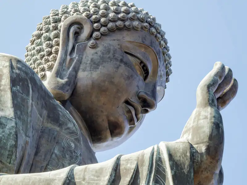 Auf unserer Kultimerreise nach Hongkong tauchen wir tief in die Kultur ein und besichtigen den Tian Tan Buddha auf Lantau