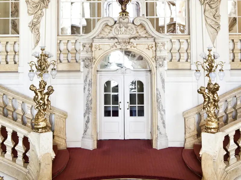 Wir begeben uns auf unserer Gruppenreise auf einen Ausflug in die berühmte Grazer Oper und bestaunen Ihre Architektur nicht nur von außen