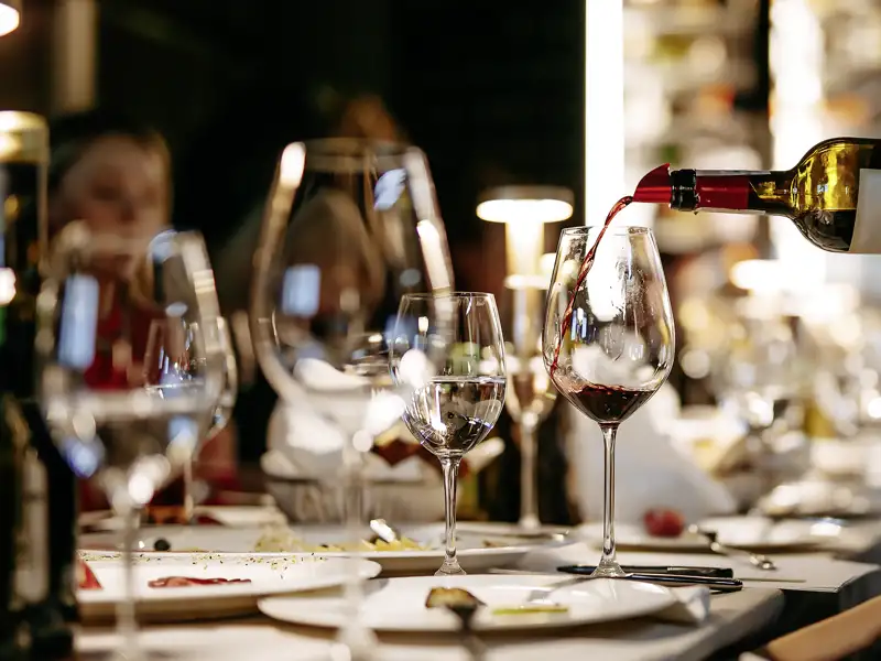 Zusammen stoßen wir auf unserer Silvesterreise abends auf ein Glas Wein an und tauschen uns bei einem festlichen Essen über den Tag aus, bevor wir gemeinsam ins neue Jahr starten