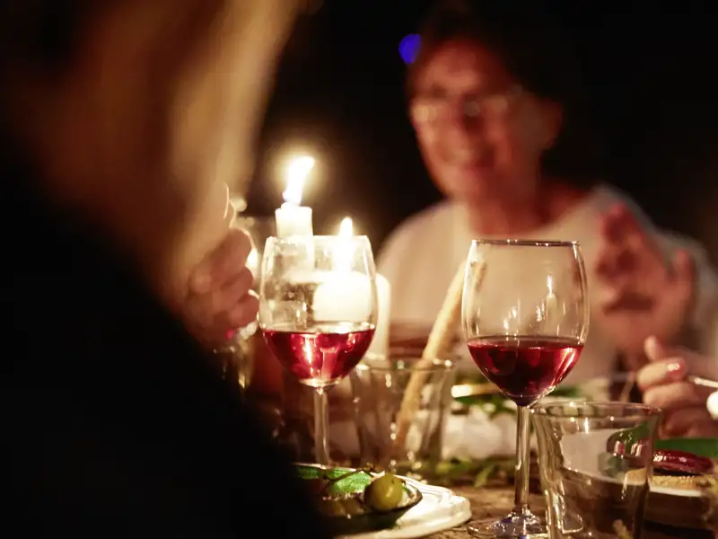 Auf unserer Silvesterreise genießen wir einige festliche Abendessen, bei dem sich die Gruppe bei einem Glas Wein kennenlernen und über den Tag austauschen können