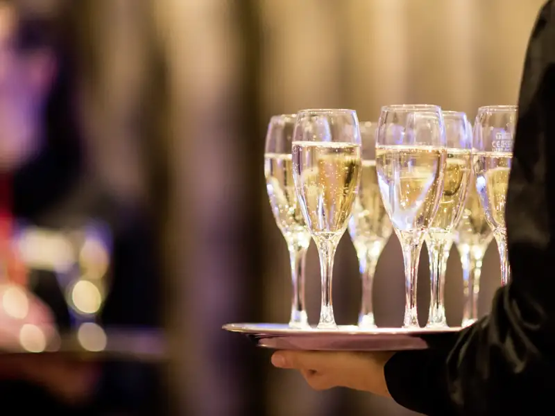 Auf das neue Jahr stoßen wir gemeinsam in der Gruppe  mit einem Glas Sekt an und starten harmonisch in das neue Jahr.