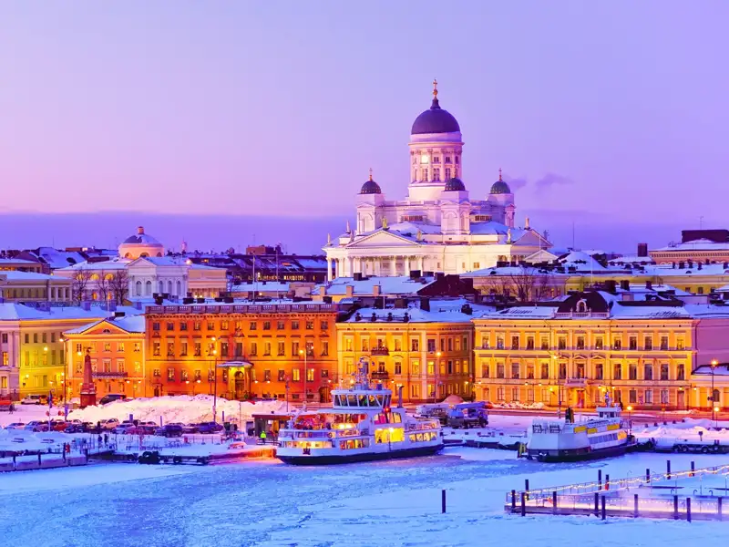 Auf unserer Gruppenreise genießen wir unbeschwerte Tage im Zentrum von Helsinki und bewundern die Stadt in der verschneiten Abendstimmung