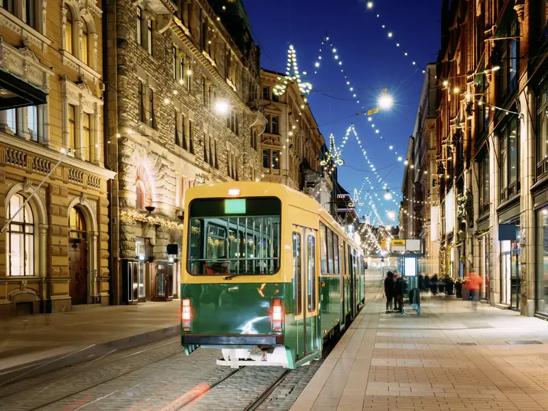 Mit der Gruppe bummeln wir abends gemeinsam durch die Gassen von Helsinki