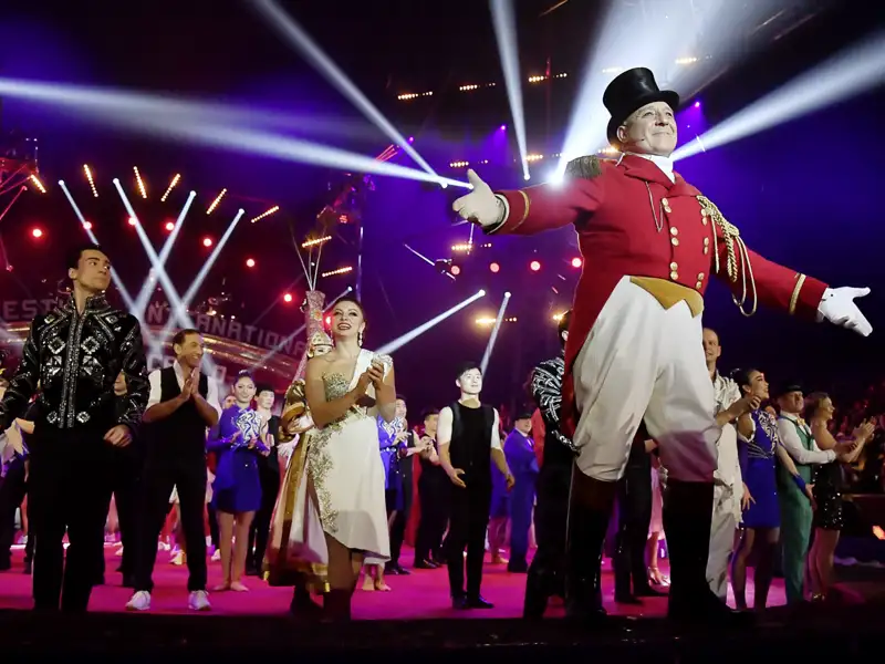 Auf unserer Gruppenreise besuchen wir einen bekannten Zirkus in Monte Carlo und lassen uns von einer atemberaubenden Show verzaubern
