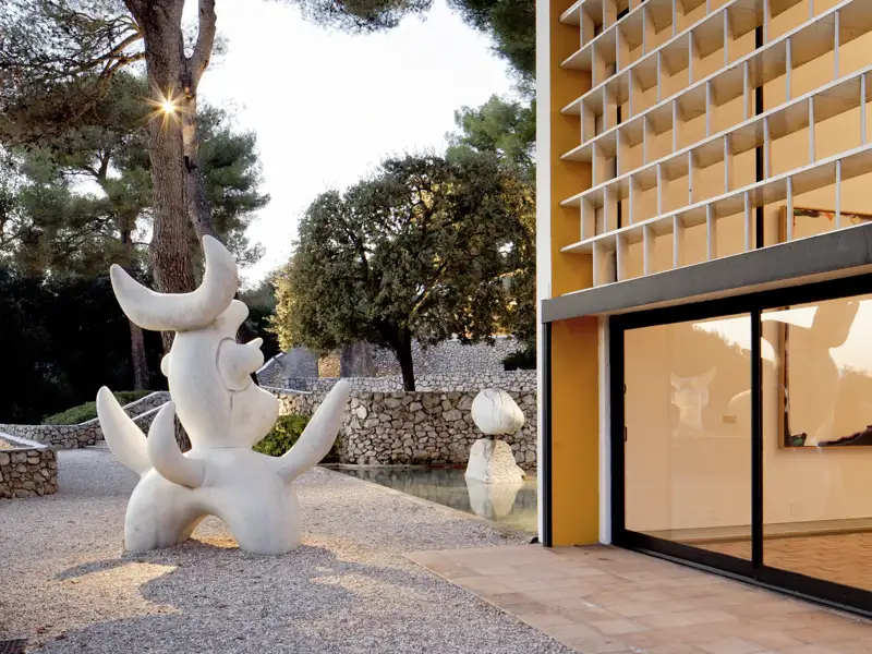 Auf unserer Eventreise besuchen wir die Fondation Marguerite et Aimé Maegth in Saint Paul de Vence, ein Museum mit Skulpturengarten