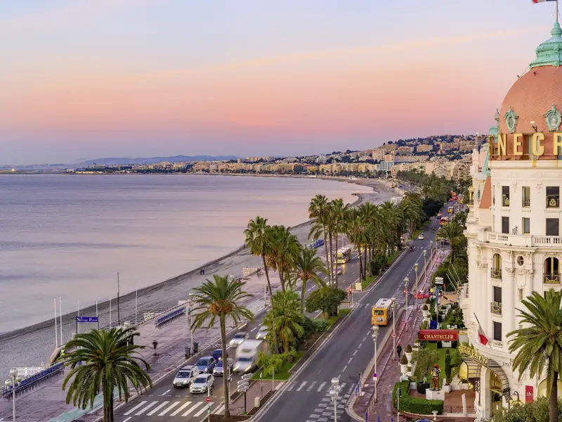 Auf unserer Reise genießt die Gruppe einen atemberaubenden Sonnenuntergang, direkt an der promenade des Anglais