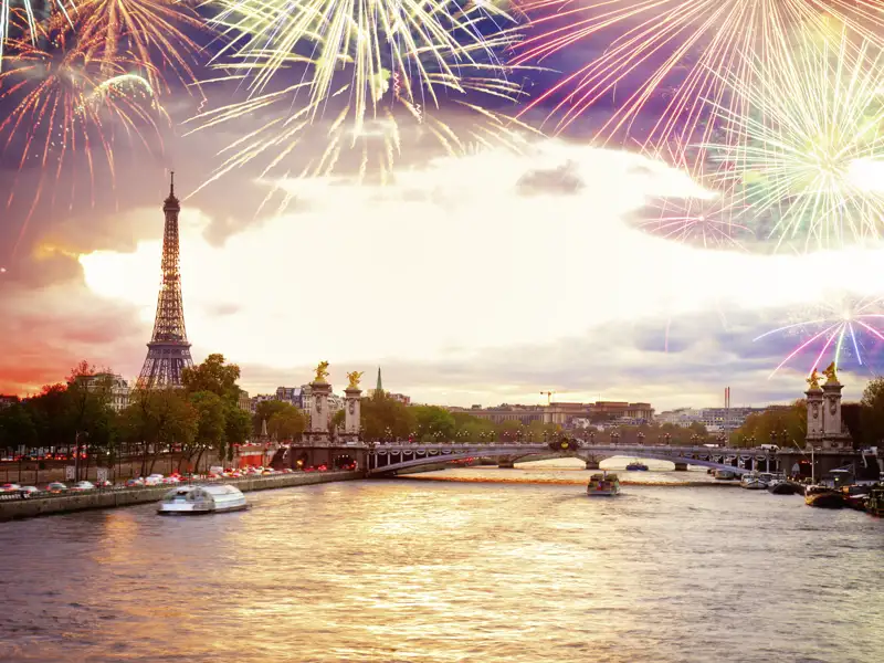 Genießen Sie das Feuerwerk über der Seine und dem Eiffelturm auf Ihrer Eventreise nach Paris.
