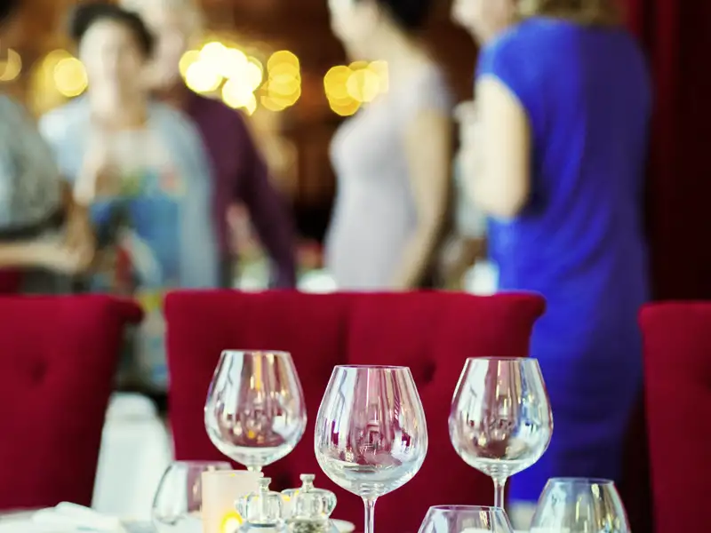 Genießen Sie beim Abendessen ein Glas französischen Wein auf Ihrer Reise.