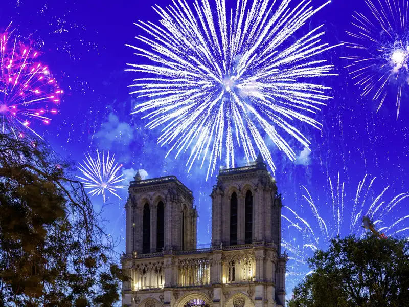 Bewundern Sie das Feuerwerk über Notre Dame in Paris auf Ihrer Gruppenreise.