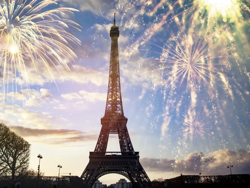 Bewundern Sie den Eiffelturm bei Nacht mit Feuerwerk.