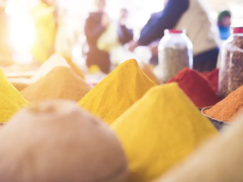 Hören, sehen, riechen, schmecken: Marokko ist ein Fest für alle Sinne. Bei unserer Rundreise durch Marokko besuchen wir auch den Markt von Rissani, wo sich bergeweise farbenfrohe und exotisch duftende Gewürze stapeln.