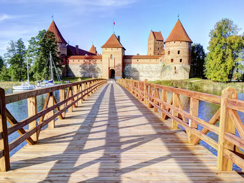 Auf unserer Studiosus-Reise in kleiner Gruppe ins Baltikum besuchen wir in Litauen die Wasserburg Trakai, ein Meisterwerk der mittelalterlichen Wehrarchitektur, und die typischen Holzhäuser der Karäer.