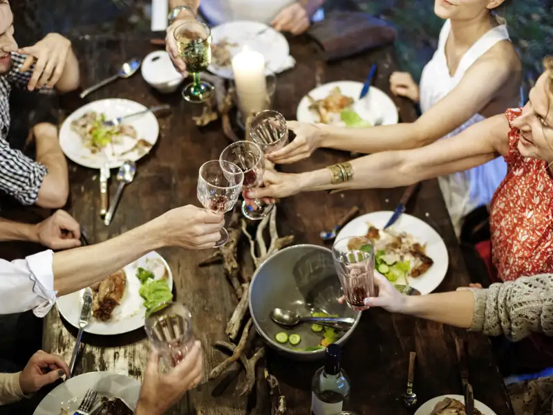 Auf unserer smart&small-Reise durch das Baltikum in kleiner Gruppe genießen wir gemeinsame Abendessen.