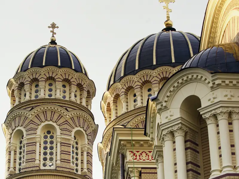 Bestaunen Sie auf dieser smart&small-Rundreise durch das Baltikum faszinierende Architektur, hier etwa die Kuppeln der Geburtskathedrale in Lettlands Hauptstadt Riga.