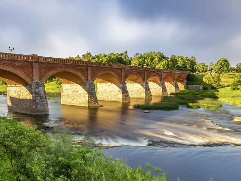 Bestaunen Sie auf dieser smart&small-Rundreise durch das Baltikum faszinierende Architektur, hier etwa die historische Backsteinbrücke über die Venta im beschaulichen lettischen Städtchen Kuldiga.