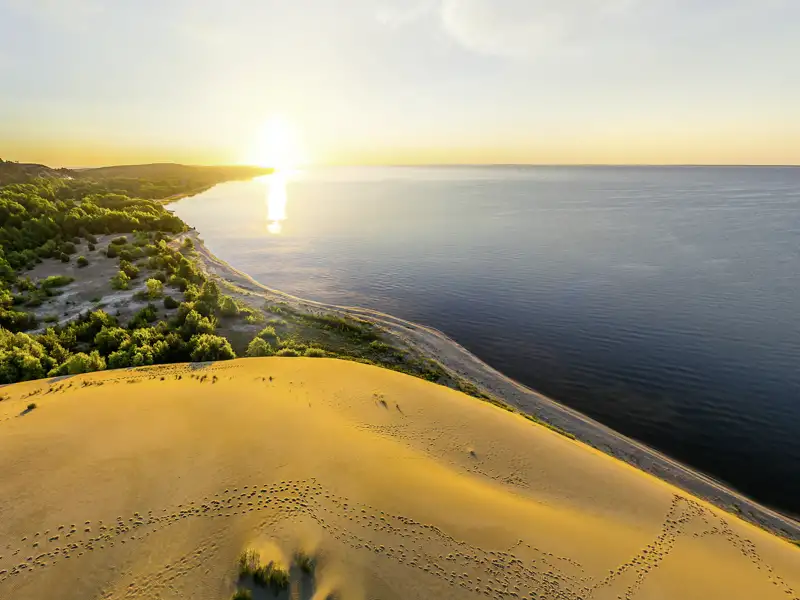 Erleben Sie auf dieser smart&small-Rundreise durch Lettland und Litauen stimmungsvolle Sonnenuntergänge, hier etwa auf der Kurischen Nehrung.