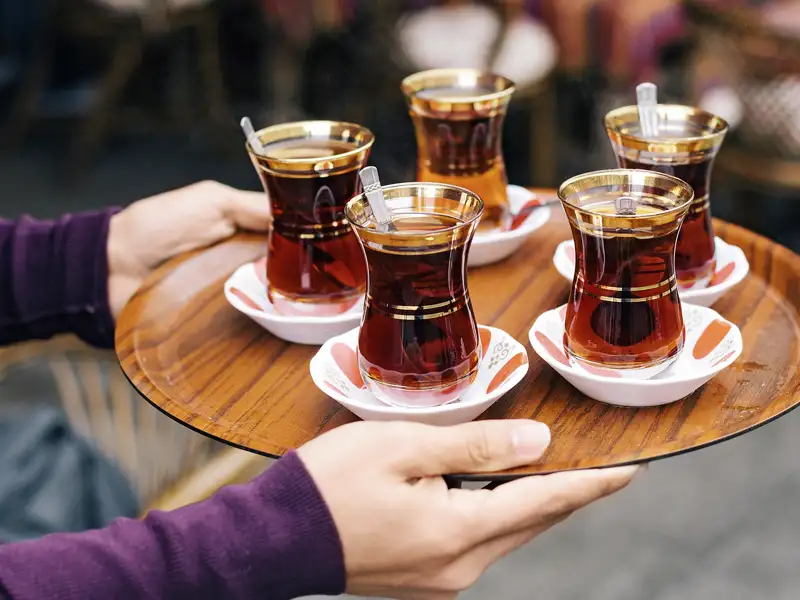 Genießen Sie auf unserer Rundreise nach Istanbul einen wichtigen Bestandteil der türkischen Kultur - türkischen Tee.