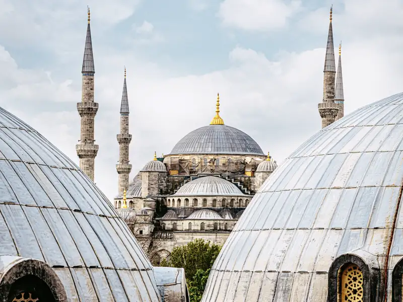 Werfen Sie auf Ihrer Event-Reise nach Istanbul zwichen den Kuppeln der Hagia Sophia einen Blick auf die Blaue Moschee.