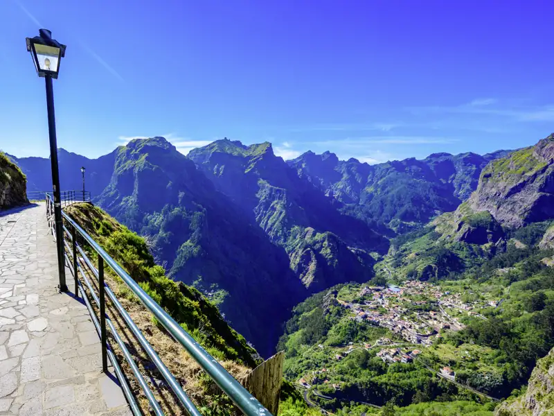 Genießen Sie den Panoramablick auf ein Bergtal mit einer kleinen Stadt im Tal.