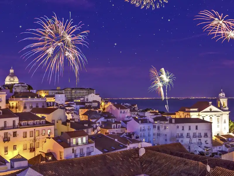 Auf unserer Event-Reise begrüßen wir mit einem farbenfrohen Feuerwerk über Lissabon das neue Jahr.