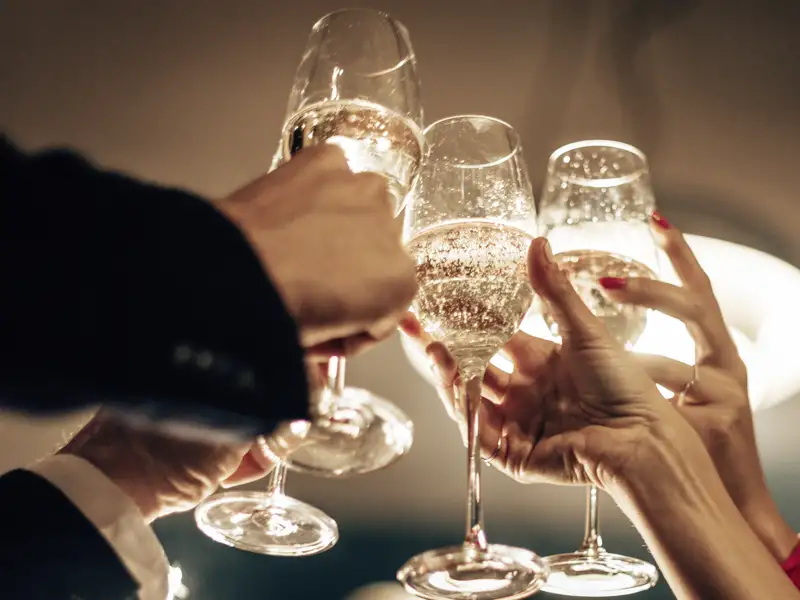 Silvester feiern Sie bei dieser Singlereise gemeinsam mit der Gruppe. Ein Glas Sekt zum Anstoßen ist natürlich inkludiert.
