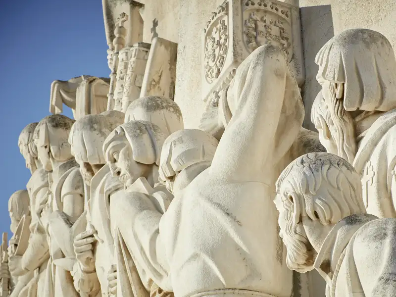 Auf der Gruppenreise nach Lissabon können Sie einen Ausflug in den Stadtteil Belém am Fluss Tejo unternehmen und sich das Denkmal der Entdeckungen, Padrao dos Descobrimentos, anschauen.
