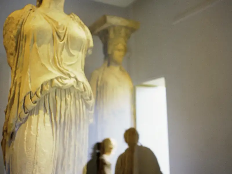 Auf unserer Studienreise nach Athen erkunden wir das Akropolismuseum in Athen.