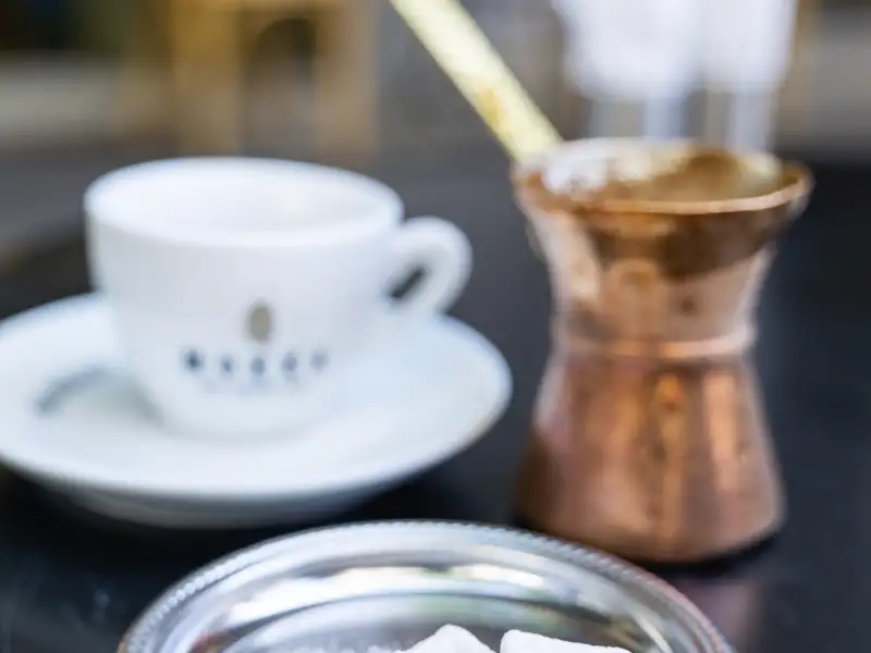 Auf Ihrer Studienreise können traditionellen Kaffee aus einem Kupferkännchen und Lokum genießen.