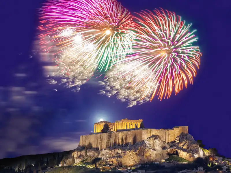 Mit Blick auf Athen und die Akropolis starten wir auf unserer Eventreise in das neue Jahr.