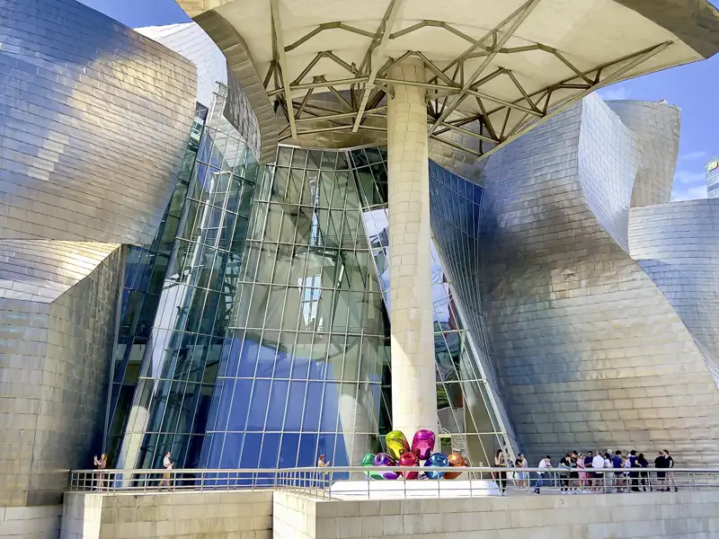 Auf unserer Eventreise nach Bilbao darf ein Besuch des spektakulären Guggenheim-Museums von Stararchitekt Frank O. Gehry nicht fehlen.