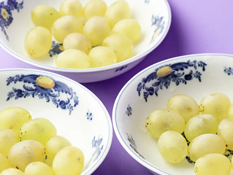 Mit einem Glas Cava stoßen wir auf das Jahr 2026 an, während Ihre Studiosus-Reiseleiterin Sie in das Geheimnis der "Trauben des Glücks" einweiht. Feliz Año Nuevo!