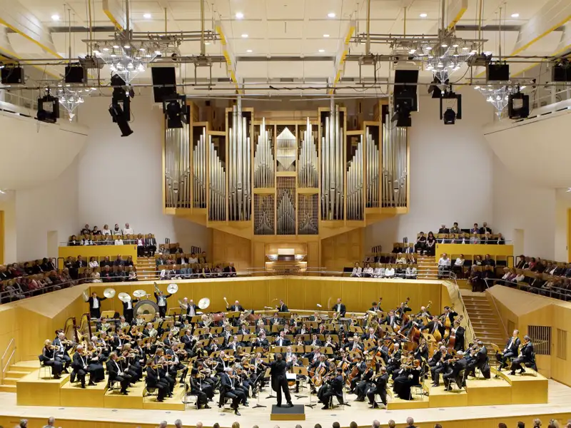 Gemeinsam in der Gruppe besuchen wir ein eindrucksvolles Konzert der Bamberger Symphoniker.