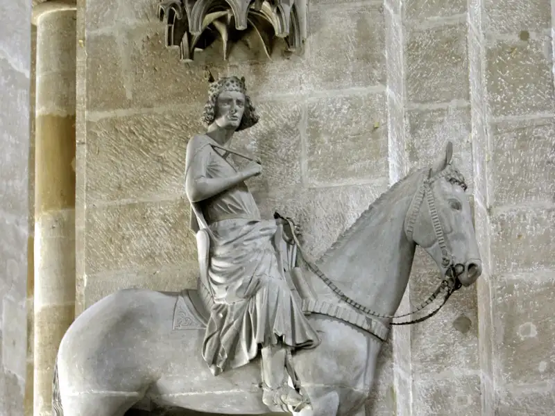 Auf unserer Eventreise betrachten wir gemeinsam als Gruppe die Reiterstatue des Bamberger Dom. Ihr Reiseleiter kann Ihnen dazu sicher spannende Hintergrundinformationen geben.