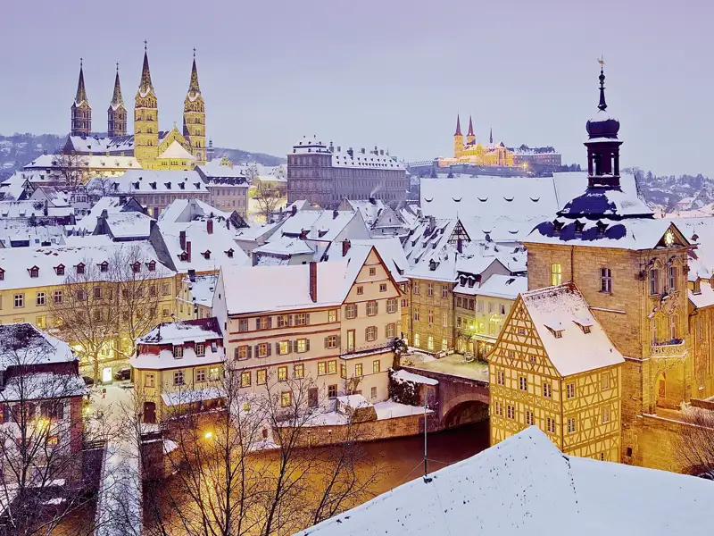 Gemeinsam schauen wir uns bei einem Spaziergang durch Bamberg das verschneite Panorama der Stadt an.