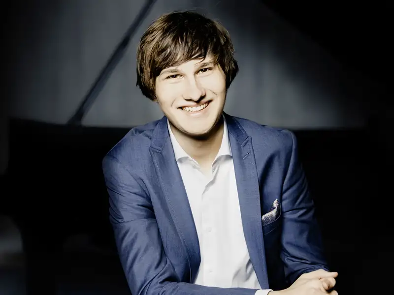 Aurel Dawidiuk ist ein deutscher Pianist, Organist und Dirigent. Seit der Saison 2024/2025 hat er die Stelle als fester Gastdirigent beim Royal Concertgebouw Orchestra Amsterdam inne.